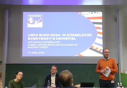 Prof. Dr. Konar Mutafoglu, Thomas Neuhäuser und Hannah Bachmann (v.re.n.li.) brachten den Zuhörer*innen des zweiten Vortrags der HSD-EURO24-Reihe interessante Themen rund um eine nachhaltige Ausrichtung von Sport-Großevents nahe. Foto: Otto Schumacher